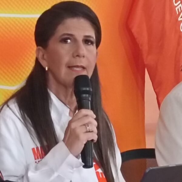 Pide Martha Herrera a Adrián detallar obras y cifras de pavimentación en Monterrey