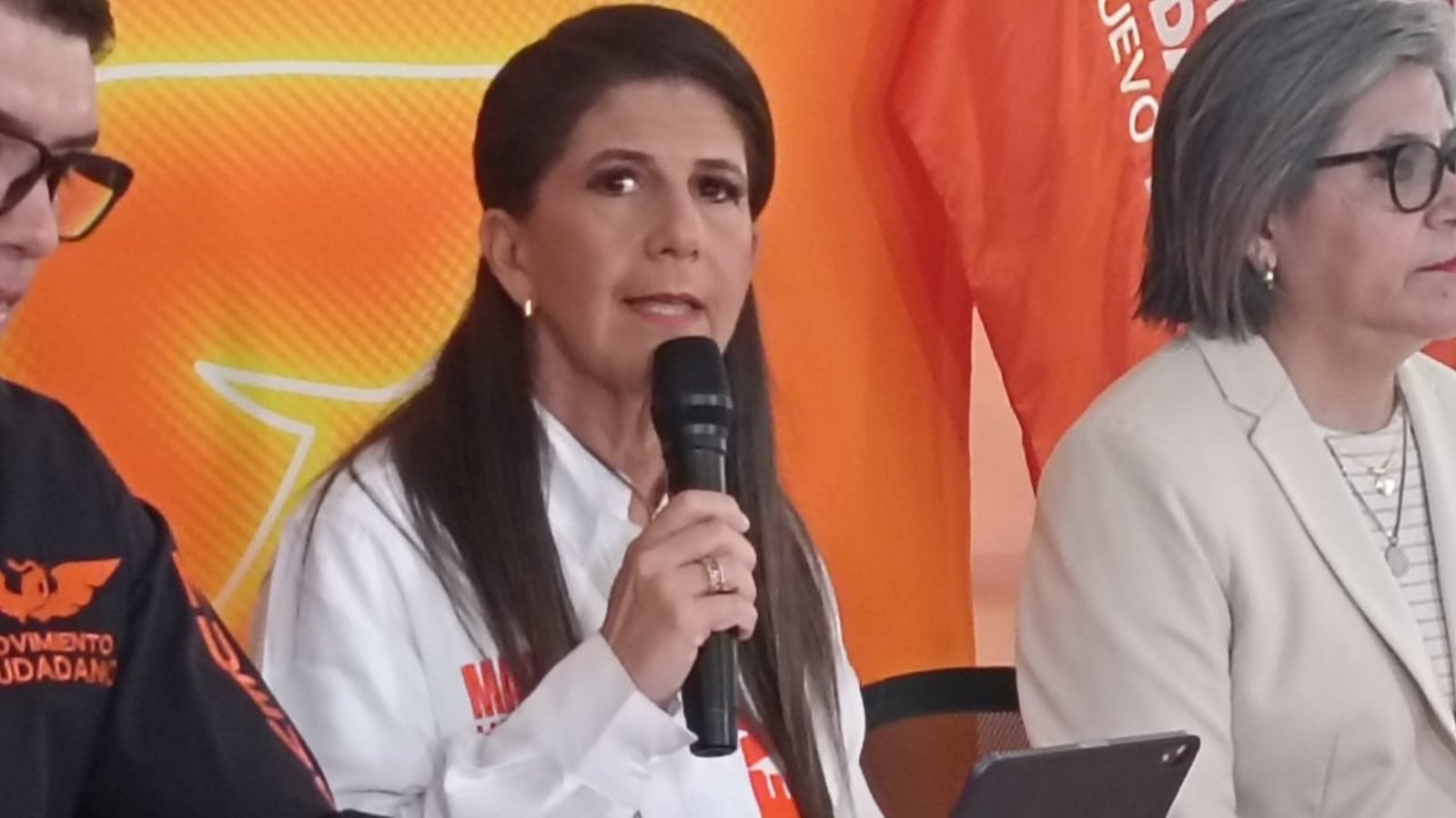 Pide Martha Herrera a Adrián detallar obras y cifras de pavimentación en Monterrey