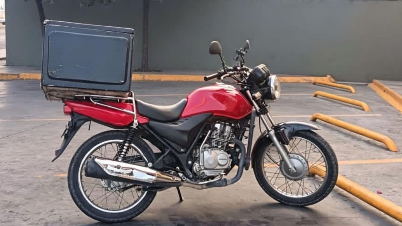 Detienen a dos hombres con motos robadas en Monterrey