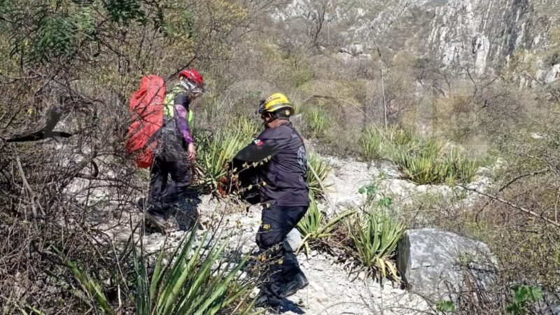 Rescatan a adolescente tras caer 15 metros en La Huasteca