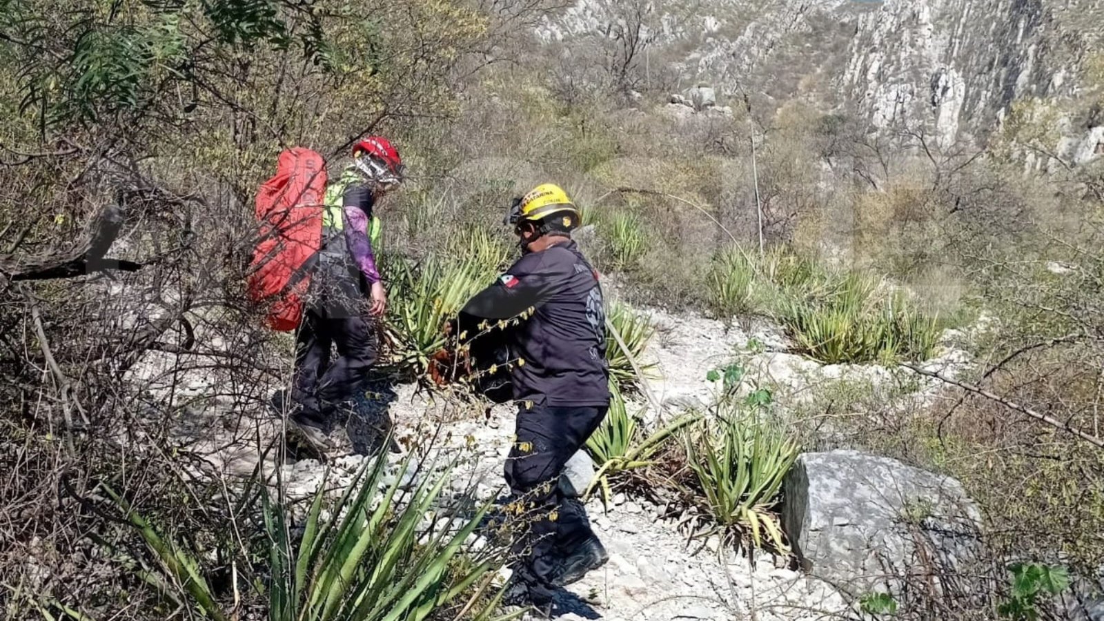 Rescatan a adolescente tras caer 15 metros en La Huasteca