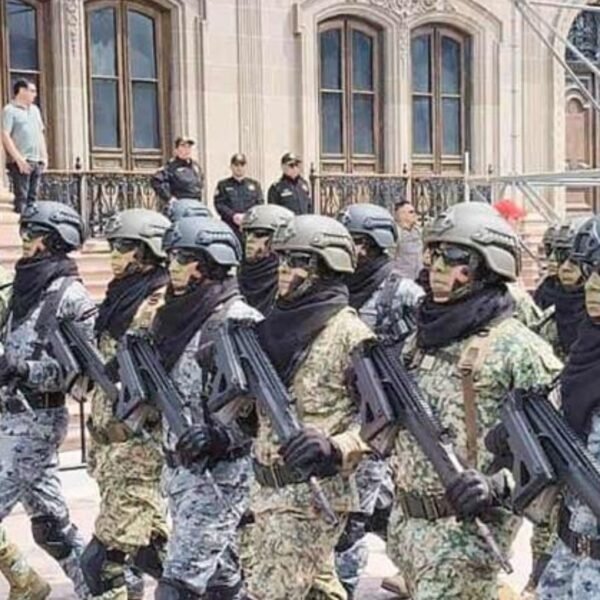 Disfrutan regios Desfile Cívico-Militar en Monterrey