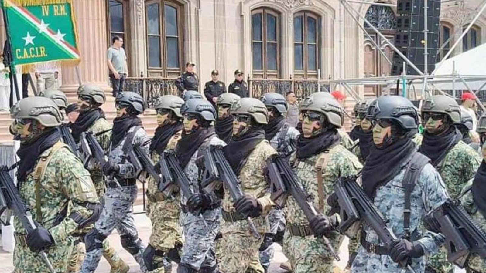 Disfrutan regios Desfile Cívico-Militar en Monterrey