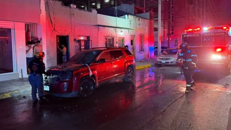 Aparente falla mecánica provoca incendio de camioneta en el centro de Monterrey