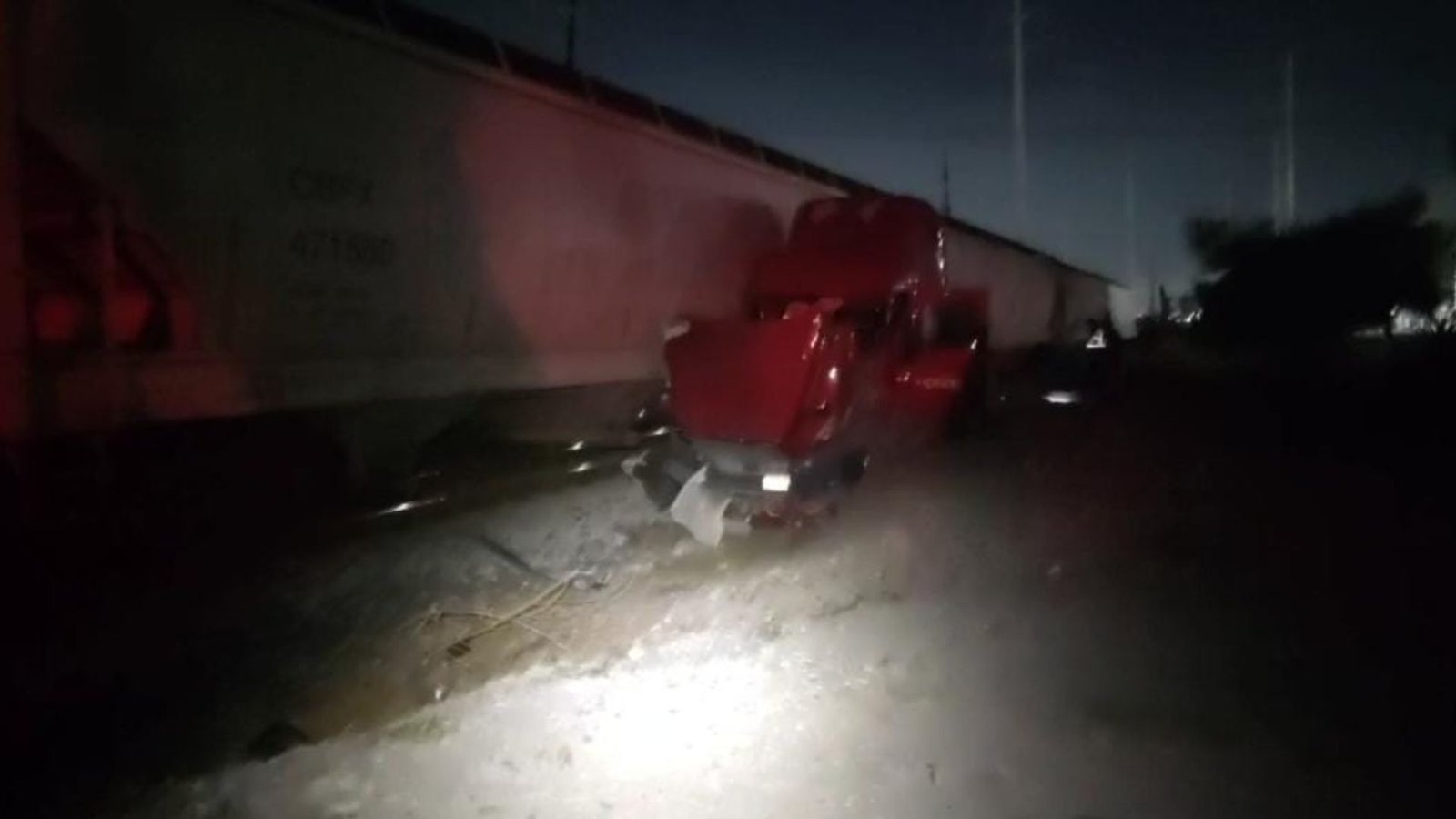 Tren embiste y arrastra tractocamión en Apodaca; conductor resulta lesionado
