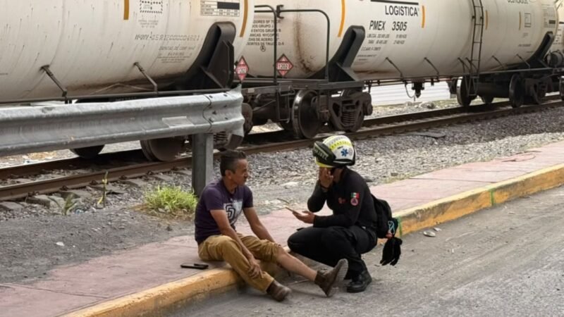 Tren embiste a pipa en Monterrey; conductor resulta ileso