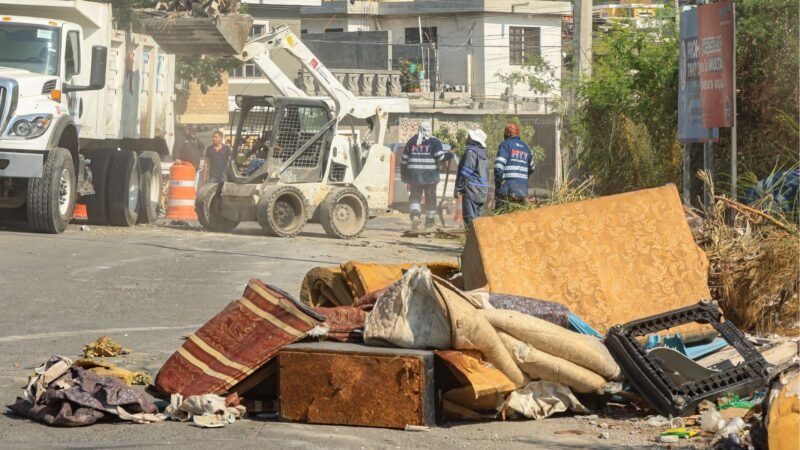 Retiran basura, llantas y escombro de Tierra y Libertad en Monterrey