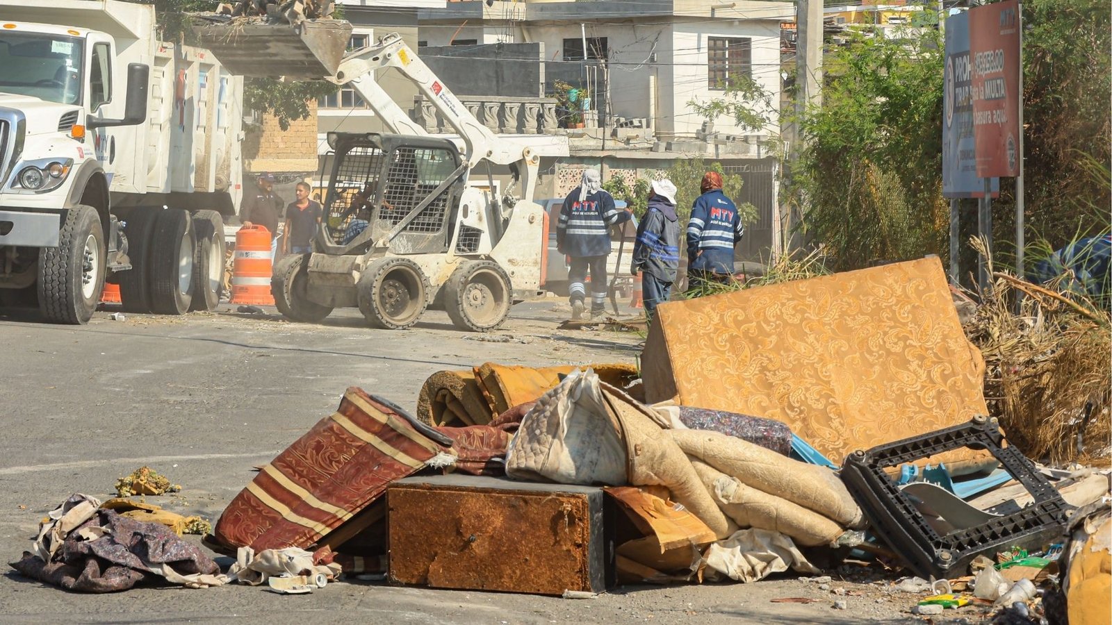 Retiran basura, llantas y escombro de Tierra y Libertad en Monterrey