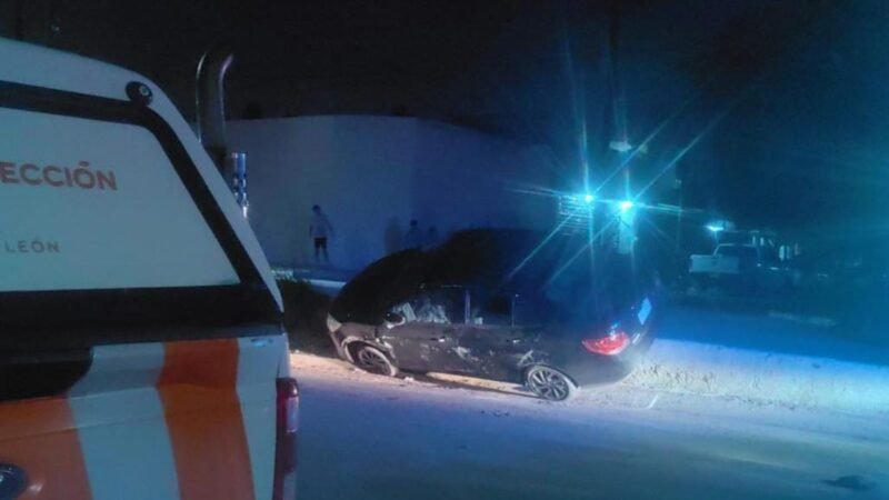 Abandonan auto tras accidente en camellón de Guadalupe