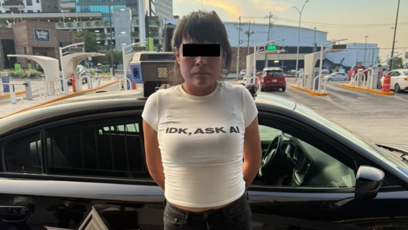 Detienen a joven por presunto robo en tienda de Monterrey