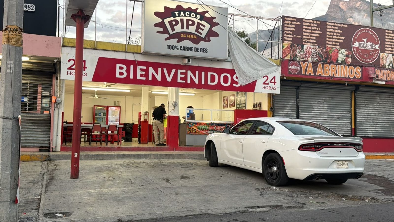 Dos hombres armados asaltan taquería en avenida Eloy Cavazos