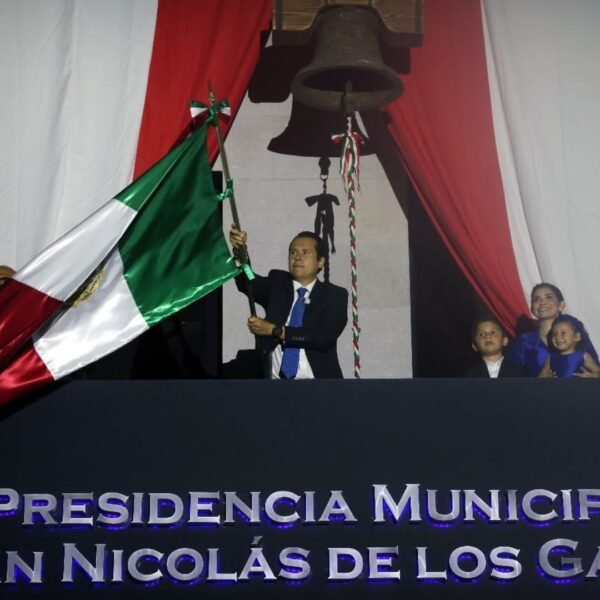 Reúne San Nicolás a miles en la Plaza Principal