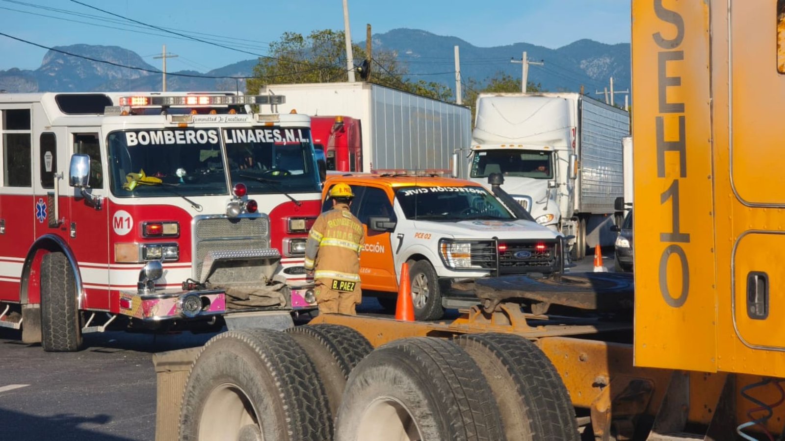 Deja un herido Volcadura de tráiler con químicos y cierre en Carretera Nacional