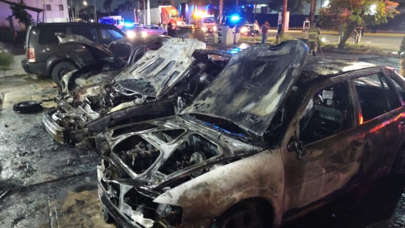 Consume incendio tres autos en Guadalupe; investigan si fue provocado