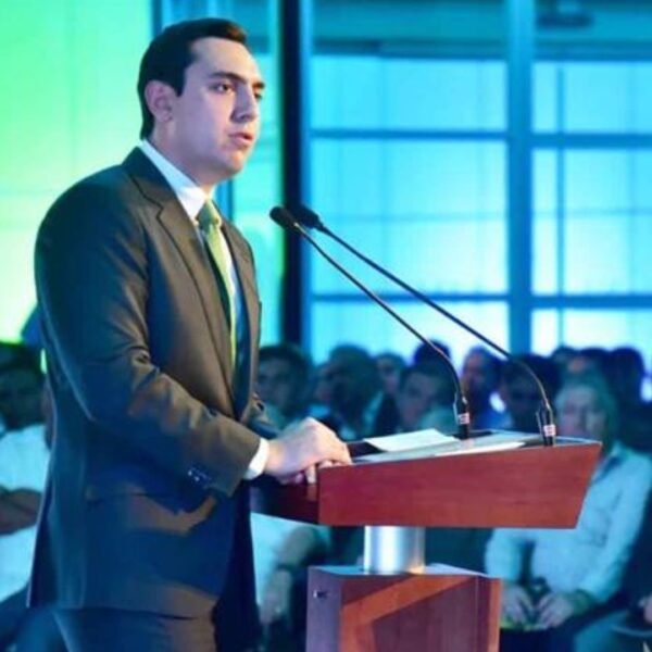 Presenta César Garza informe arropado por representantes políticos y sociales