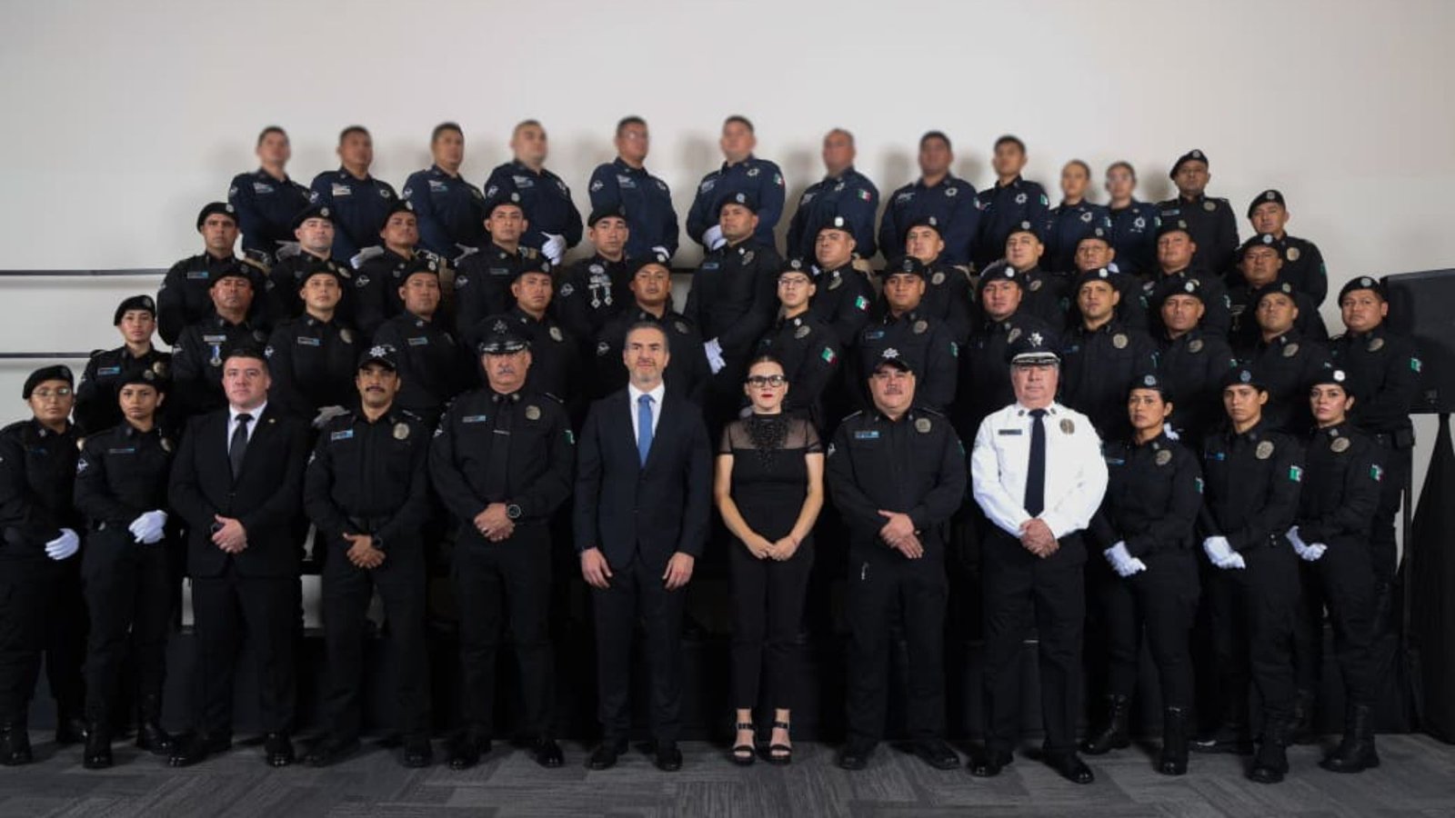 Adrián de la Garza entrega ascensos a 100 policías de Monterrey