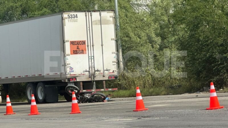 Muere motociclista tras ser arrollado por tráiler en Pesquería