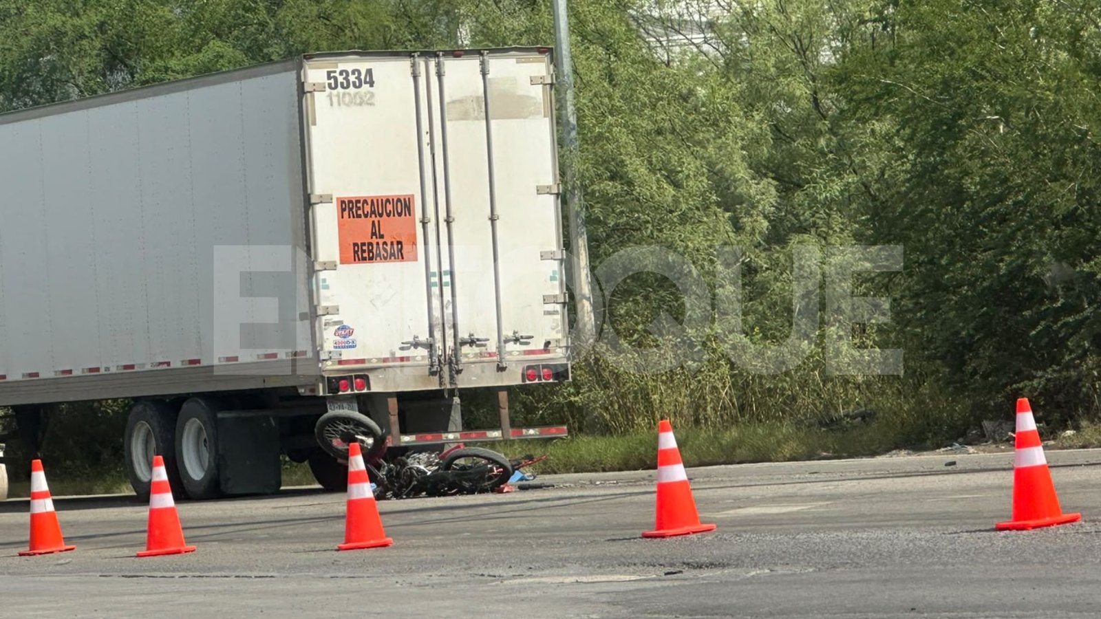 Muere motociclista tras ser arrollado por tráiler en Pesquería