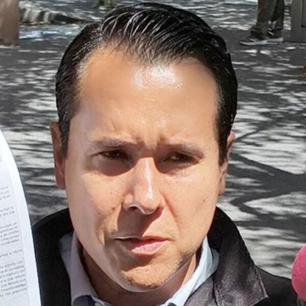 Presentará Carrillo iniciativa para eliminar cobro del refrendo