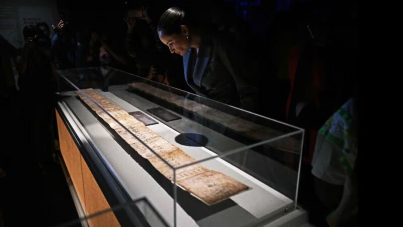 París expone Códice Boturini prestado por México sobre viaje mítico de los aztecas