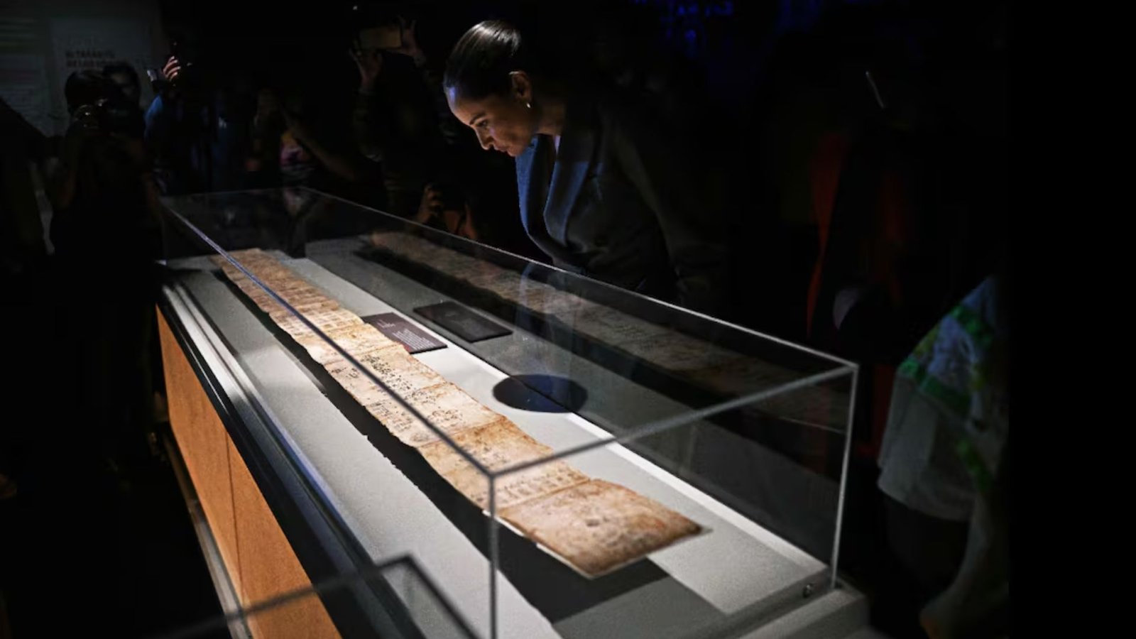 París expone Códice Boturini prestado por México sobre viaje mítico de los aztecas