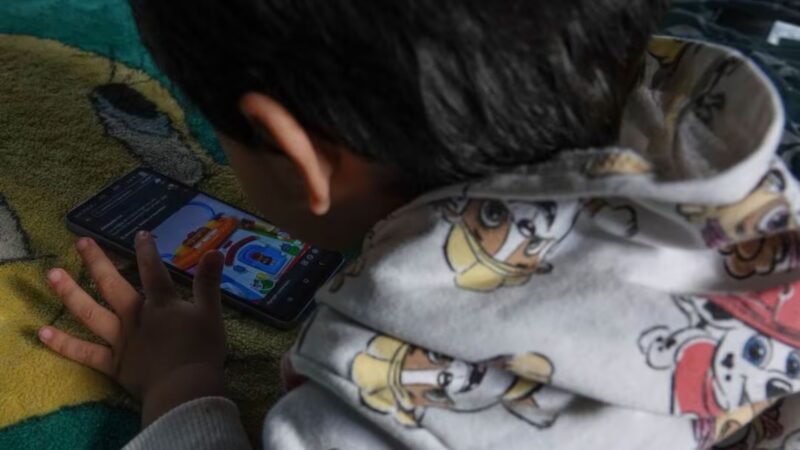 Niños y adolescentes pasan hasta 4.5 horas al día conectados; alerta CNDH