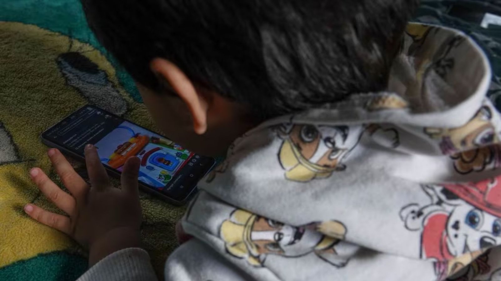 Niños y adolescentes pasan hasta 4.5 horas al día conectados; alerta CNDH