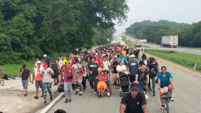 Caravana de hasta 400 hondureños avanza hacia EU pese a advertencias de Washington