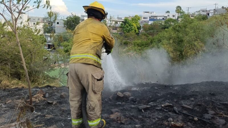Bomberos controlan incendio en Lomas de Aztlán, Escobedo