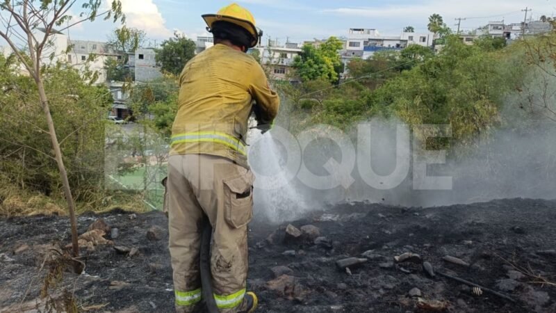 Bomberos controlan incendio en Lomas de Aztlán, Escobedo