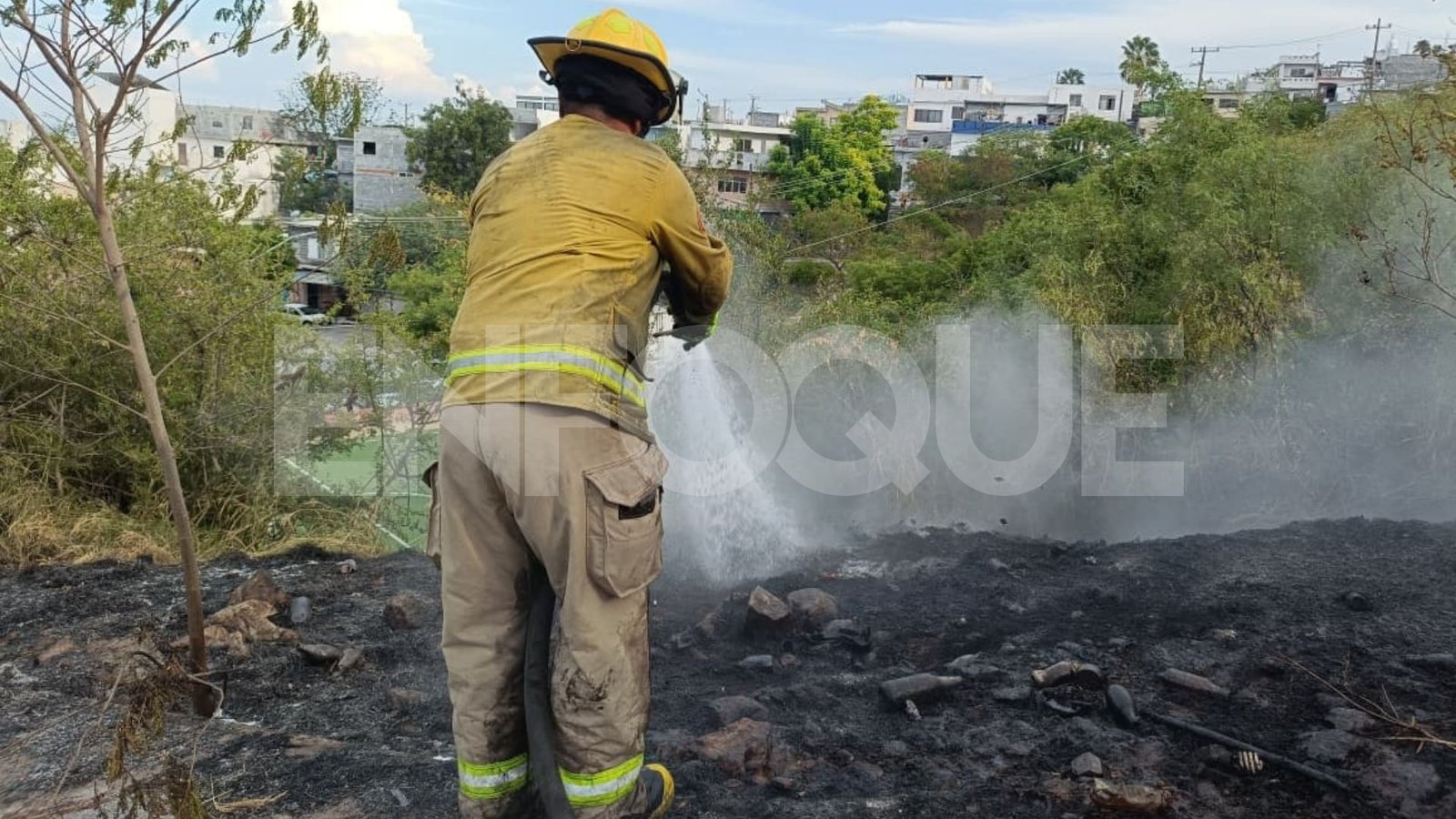 Bomberos controlan incendio en Lomas de Aztlán, Escobedo