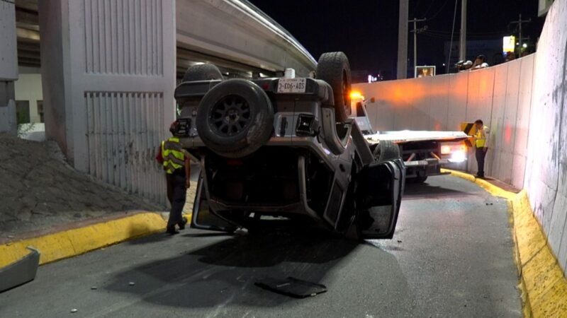 Vuelca camioneta en cruce de Garza Sada