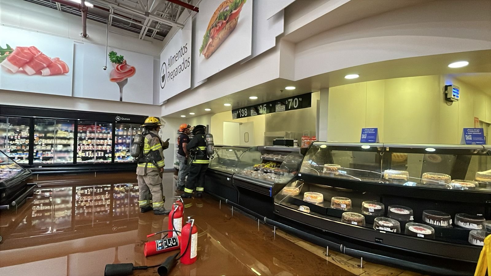 Desalojan a 75 personas tras conato de incendio en tienda de autoservicio en Lincoln.