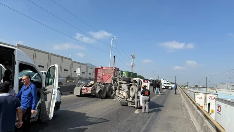 Choque volcadura deja tres lesionados en Escobedo