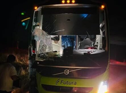 Autobús choca camioneta y provoca volcadura en Galeana