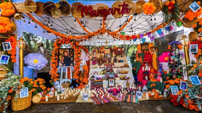 Reconoce Santiago creatividad de estudiantes en concurso de Altares de Muertos 2026