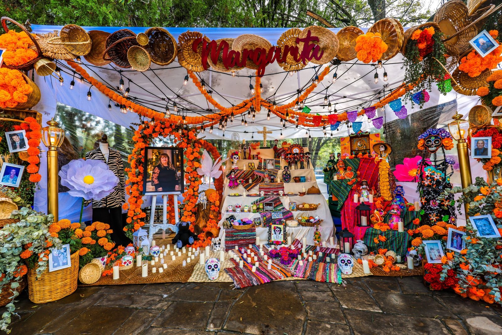 Reconoce Santiago creatividad de estudiantes en concurso de Altares de Muertos 2026