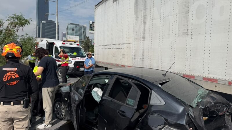 Deja choque entre auto y tráiler dos lesionadas en Monterrey