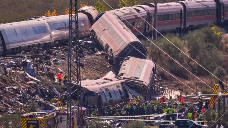 Aumentan a 64 los fallecidos por choque de trenes en España