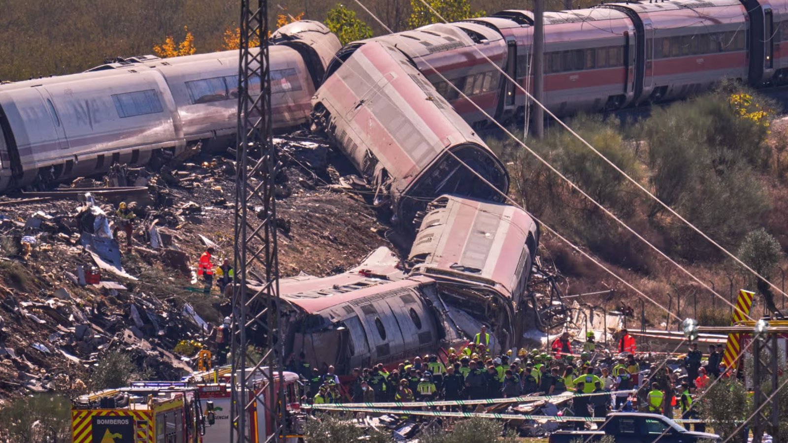 Aumentan a 64 los fallecidos por choque de trenes en España