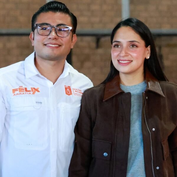 Supera Juárez 300 mil uniformes gratuitos entregados en dos años