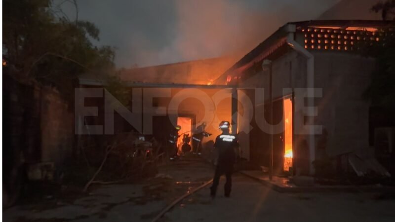 Consume incendio carpintería durante la madrugada en Guadalupe