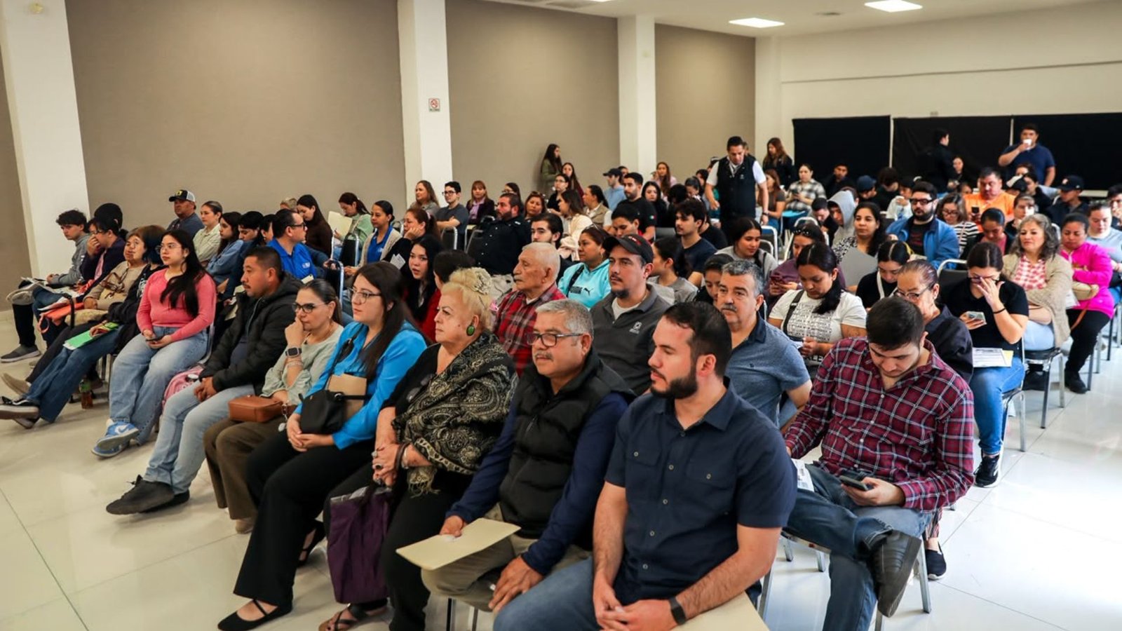 Acerca Santiago oficina móvil del SAT y atiende a 150 ciudadanos