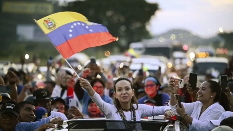 Regresa María Corina Machado a Venezuela tras casi un año de exilio