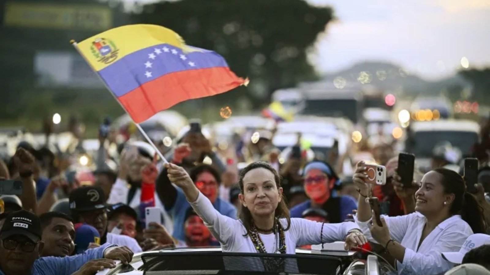 Regresa María Corina Machado a Venezuela tras casi un año de exilio