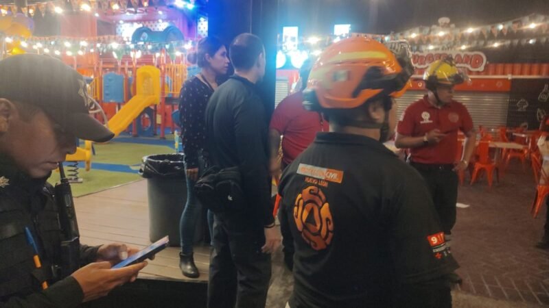Evacuan a 150 personas por incendio en restaurante de Cumbres