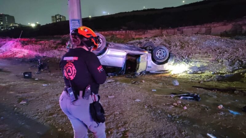 Muere mujer en volcadura sobre Lázaro Cárdenas en San Pedro