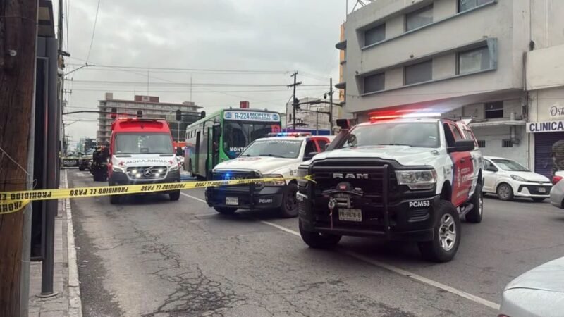 Muere hombre tras ser arrollado por camión urbano en Monterrey