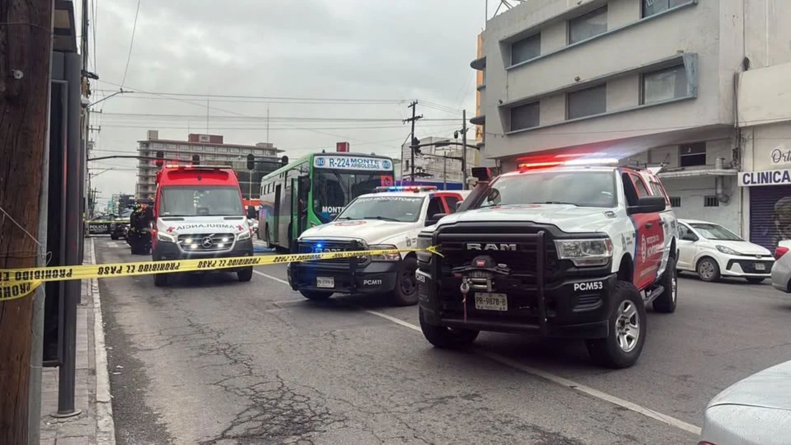 Muere hombre tras ser arrollado por camión urbano en Monterrey