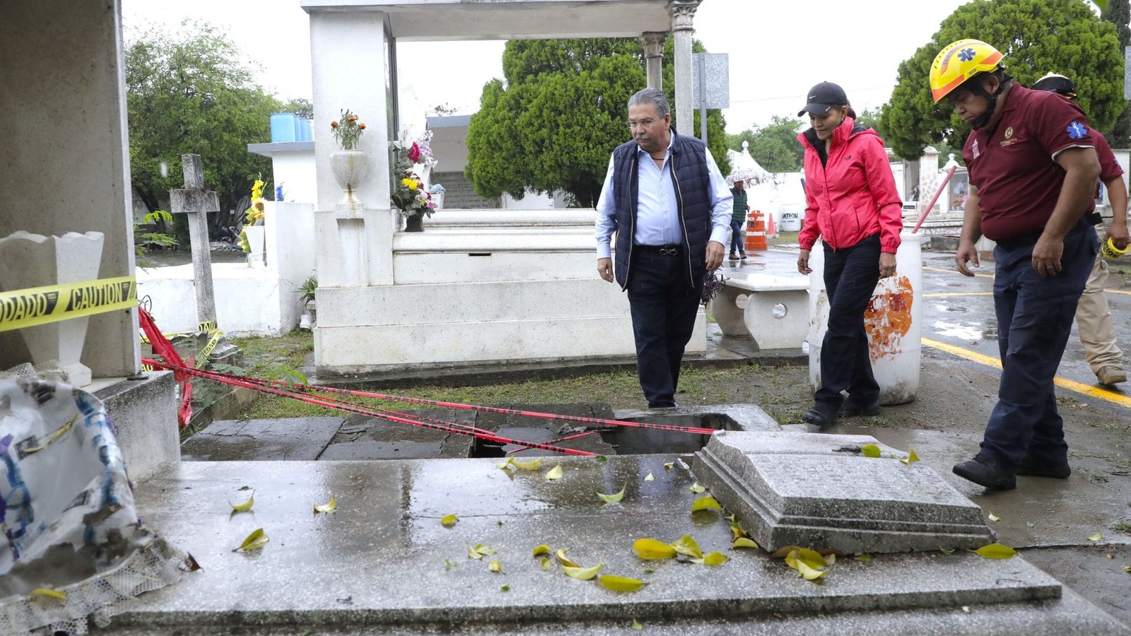 Refuerza Escobedo limpieza y seguridad en panteones por Día de Muertos